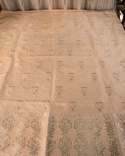 Aita Peech-Silver Paat Silk Mekhela Sador - Sereki.in