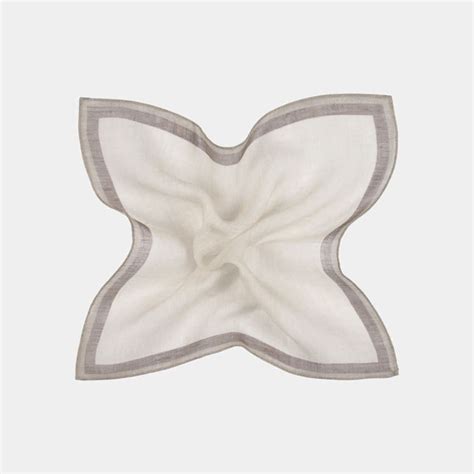 Off-White Pocket Square in Pure Linen | SUITSUPPLY | SUITSUPPLY Canada