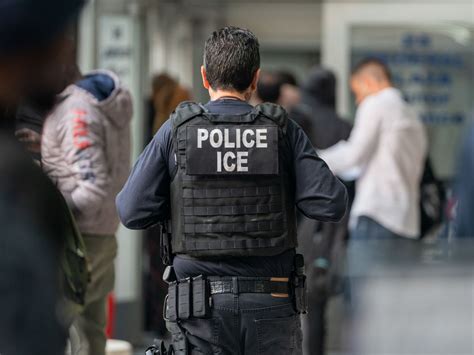 Se information om relaterad bild. What To Do If ICE Comes to Your Door or Work?