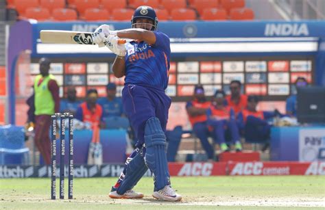 [Watch] Rishabh Pant falls to poor shot selection again, fails to make ...