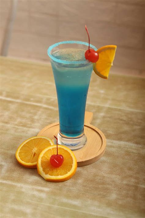 Blue Lagoon Cocktail - HowdyKitchen