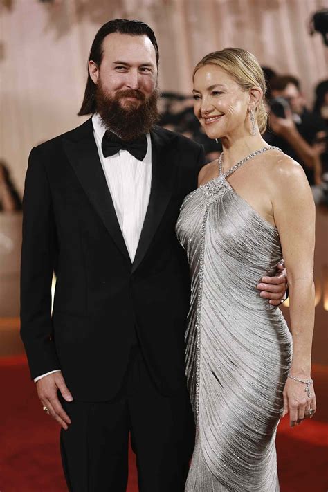 Kate Hudson Wears Shredded Crystal Gown to the Golden Globes 2026