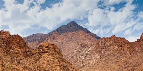 True Location of Mount Sinai - Saudi Arabia or Egypt?