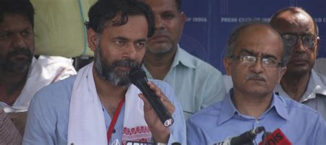 AAP expels Yadav, Bhushan from National Council