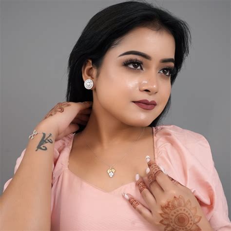 Two-Tone Leaf & Floral Chain Pendant | The Velvet Box