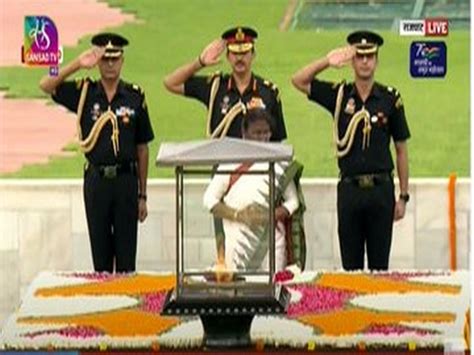 President-elect Droupadi Murmu pays homage to Mahatma Gandhi at Rajghat