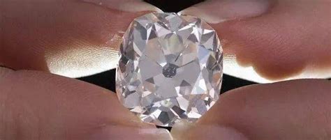 堪称捡漏天花板！英国女子花10英镑买二手“玻璃”戒指，三十年后竟值65万+_钻石_Goddard_Debra