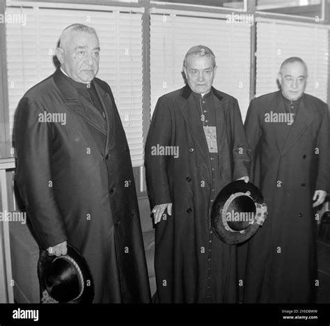 Popes funeral hi-res stock photography and images - Alamy