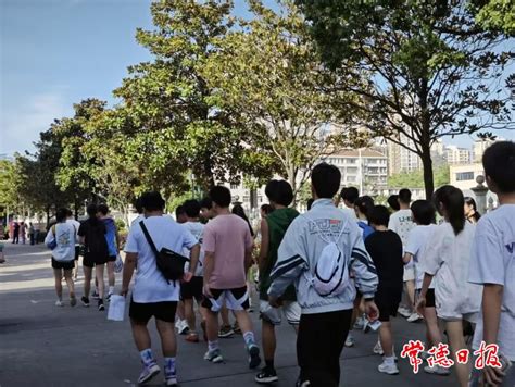 棠湖中学初中部召开体育特长生工作会议