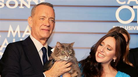 Un chat vole la vedette à Tom Hanks à la première de son film! - Hollywoodpq.com