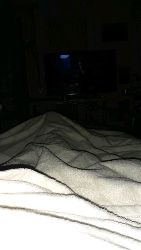 Pin de cristina benedetti em I miei salvataggi | Deitado na cama, Fotos na cama, Fotos de casal ...