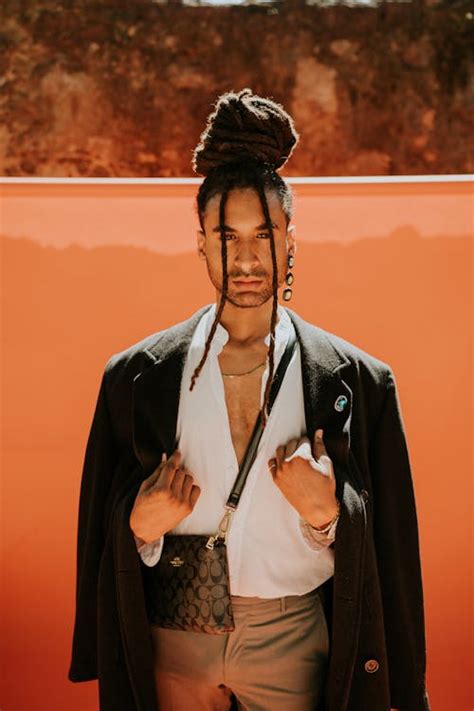 People Looking Standing 的图像结果