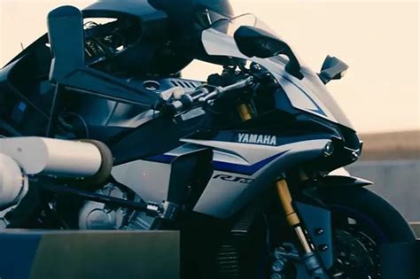 Watch This Robot Try To Beat The Lap Time Of A Motorcycle Champion On A ...
