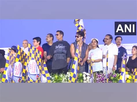 Mumbai: Akshay Kumar, Tiger Shroff flag off 5km marathon from Atal Setu