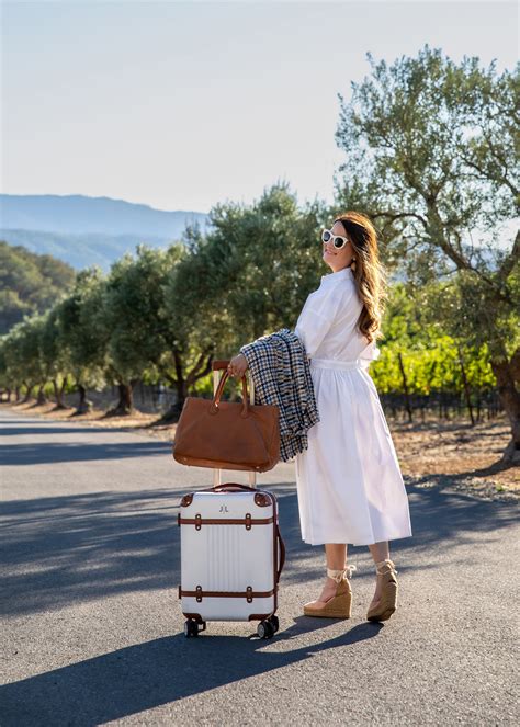 20 Summer Travel Outfits to Inspire Your Travels - Style Charade