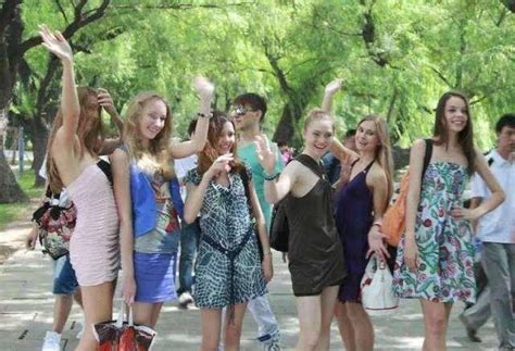 “俄罗斯校服”很复古！网友看了都想去留学