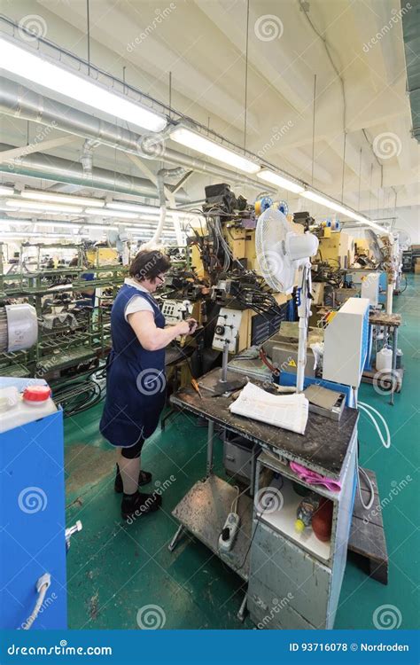 女工在鞋厂做鞋子 编辑类库存照片. 图片 包括有 设备, 生产, 鞋类, 鞋匠, 偶然, 现代, 方式, 产品 - 93716078