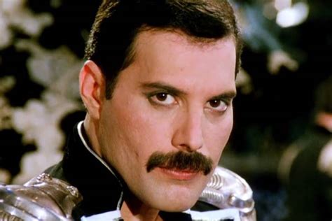 Morte de Freddie Mercury completa 25 anos e internautas prestam ...