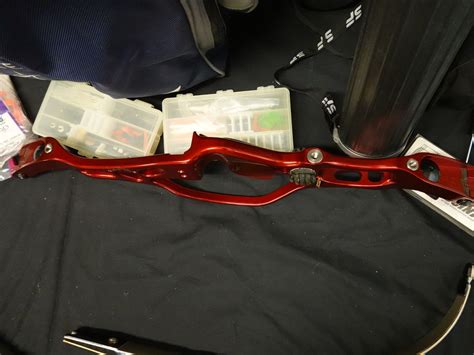 Hoyt Helix Right Handed Riser & Win&Win Kap Carbon 32 Pound Limbs w ...