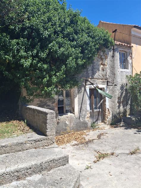Starina za kompletnu adaptaciju. Odlična pozicija i pogled na more!