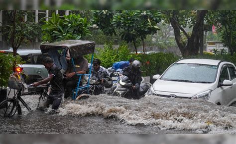 बारिश से तरबतर दिल्ली, जगह-जगह हादसे और ट्रैफिक, AAP ने PWD मंत्री से ...