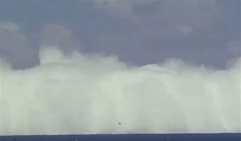 Bomb Exploding in Water 的图像结果