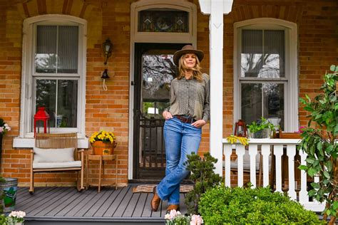 Crossroad Springs (2025): Season 1, Episode 1 Premiere Sneak Peek ...