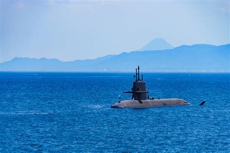The Maximum Diving Depth of Submarines
