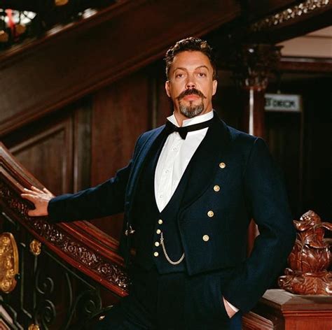 ANYTHING CAN HAPPEN ON HALLOWEEN (EN ESPAÑOL) - Tim Curry - LETRAS.COM