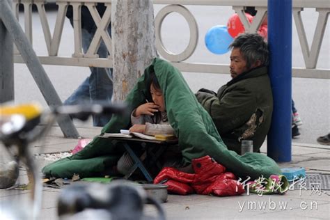 实拍大连街上那些乞讨儿童:1小时收入65元(图)-搜狐大连