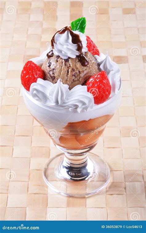 冰淇凌圣代冰淇淋 库存照片. 图片 包括有 牌照, 棍子, 食物, 圣代冰淇淋, 弯脚的, 上漆, 草本 - 29196200