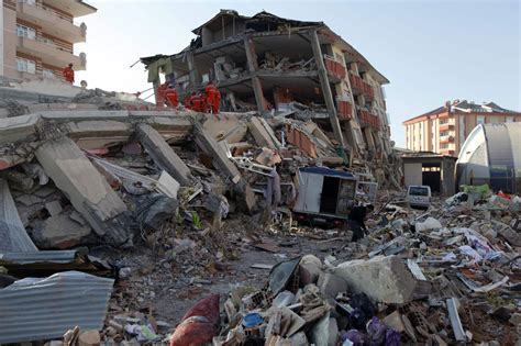 7.3级强震袭击土耳其 200余人遇难上千建筑坍塌-搜狐新闻