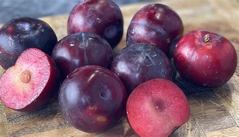 6 Amazing Benefits of Using Plum for Skin and DIY Plum Face Wash ...