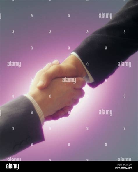 Back Arm Handshake 的图像结果