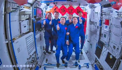 中国航天员乘组完成在轨交接 神十五航天员4日返回东风着陆场-新华网