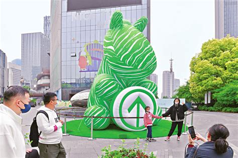 “绿马”抱绿码 市民合影保绿码 - 武汉文明网