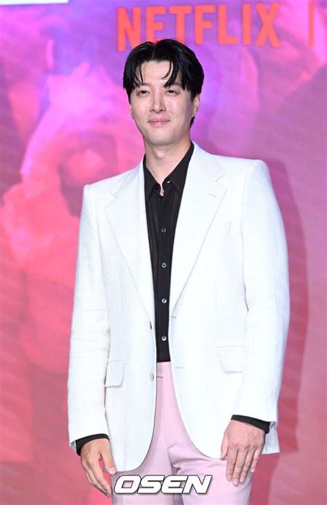 Lee Dong-gun celebrates new agency, café startup, and romance with Kang ...