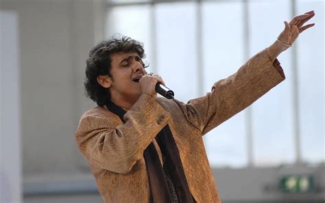 Sonu Nigam delights Rotterdam fans with roadside serenade