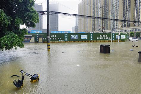 清理路面积水 开展环境整治_杭州网
