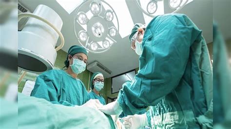 কৃষ্ণনগরের হাসপাতালে জরুরি অস্ত্রোপচার করে মহিলার পেট থেকে বার করা হল ...