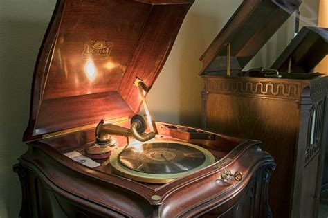Antique Victrola Record Player Value (Identification & Price Guides)