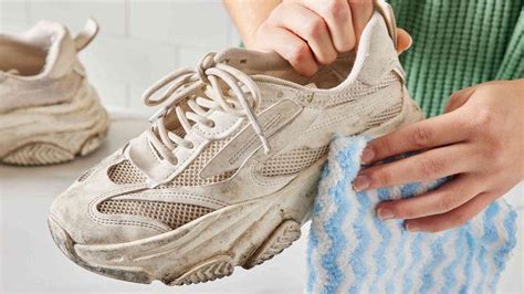 How to clean white shoes: सफेद जूते गंदे होकर लगने लगे हैं काले? इस ...