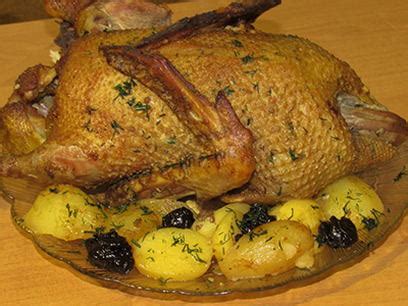 Утка с картошкой и черносливом в духовке - рецепт сочной и мягкой утки ...