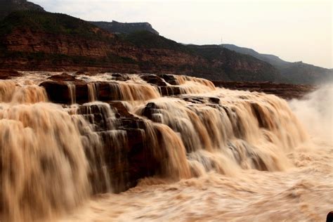 黄河壶口瀑布流量增大 吸引众多游客-新闻频道-长城网