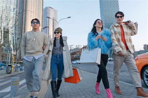 时尚的青年人逛街购物高清摄影大图-千库网