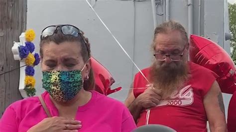 Familiares y amigos realizan una vigilia para las víctimas de un triple ...