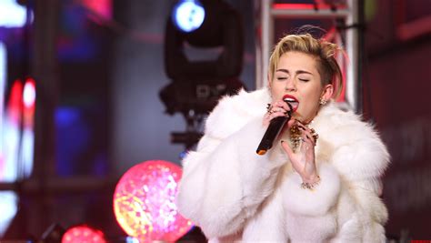 Miley Cyrus fondles elderly woman's breasts during gig - Social News XYZ