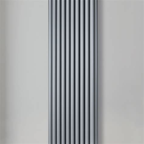 Hydraulic radiator with collectors and vertical pipes