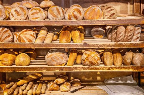 货架上摆放整齐的面包图片素材-面包店里货架上摆放整齐的卡其色面包创意图片-jpg格式-未来素材下载