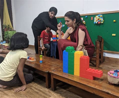 Bhagyashree meets school kids, bats for reforms in the education system